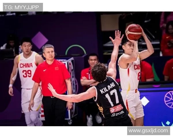 中国男篮蓝队迎战约旦队全力争胜展现实力与团队精神