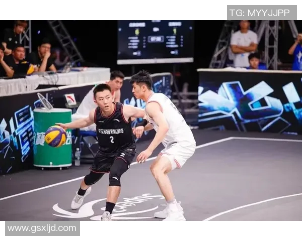 高峰：从草根到顶尖，足球场上的传奇历程与辉煌成就